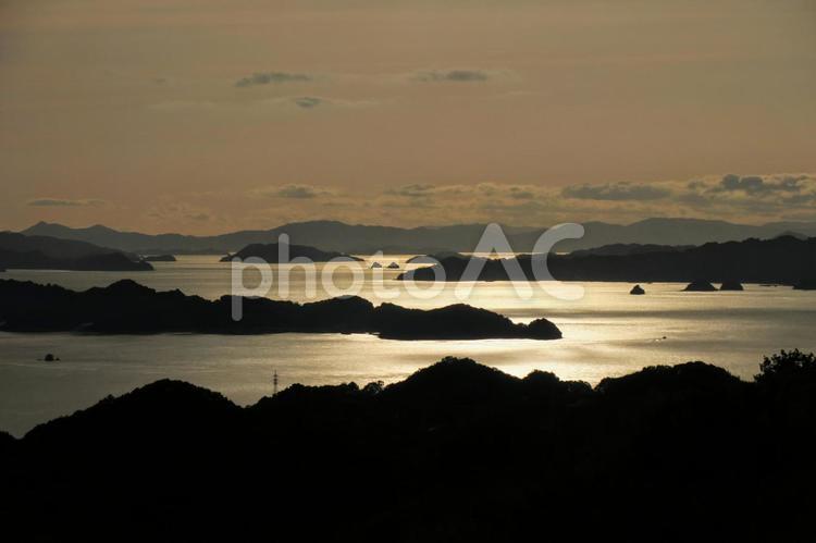 夕暮れの瀬戸内海 日暮れ,水域,暁の写真素材