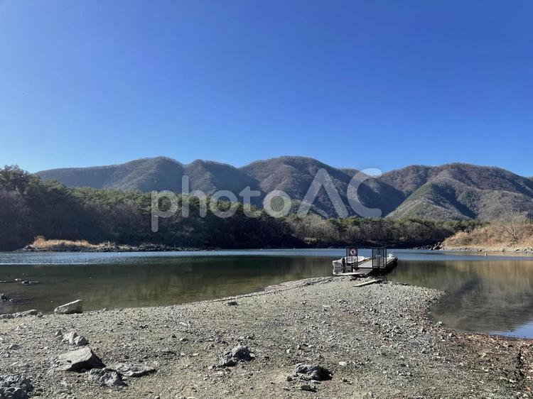 船着き場のある湖の景色 湖,釣り,釣り船の写真素材