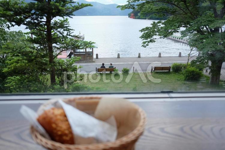 湖が見えるカフェ２ カフェ,カレーパン,パンの写真素材