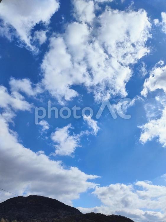 青空と山々(縦) 青空,雲,青の写真素材