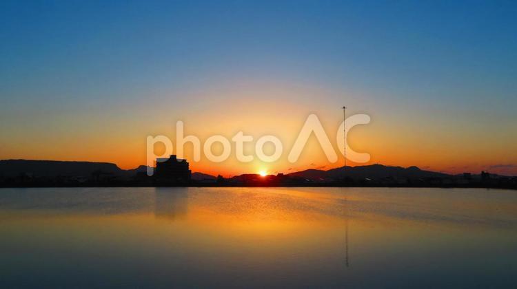 ４月下旬の池の朝焼け 背景,朝焼け,日の出の写真素材