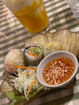 タイ料理屋店内光が差し込む窓際の生春巻き タイ料理屋店内光が差し込む窓際の生春巻き タイ料理,店内,光の写真素材