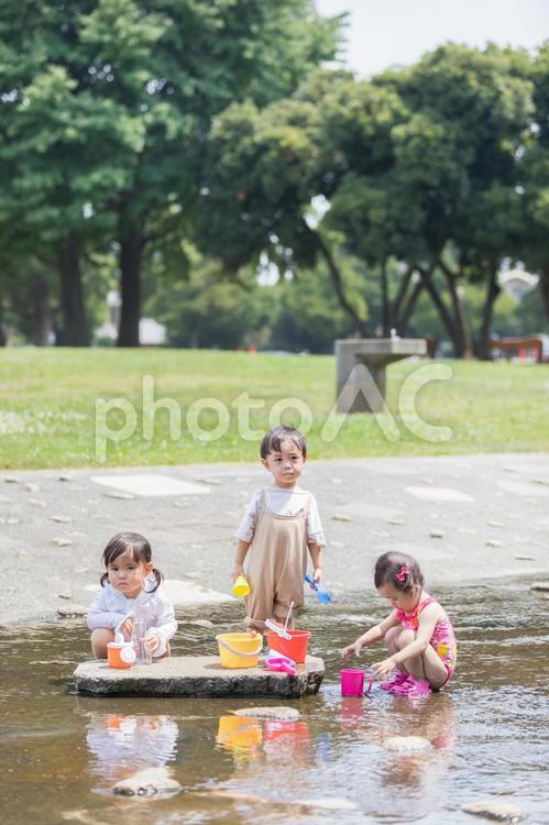 水遊びをする子供たち　 公園,男性,女性の写真素材