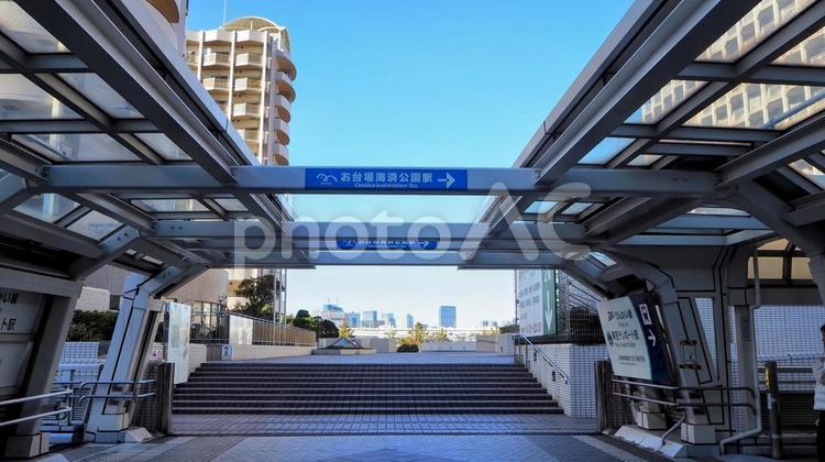 お台場海浜公園駅＆駅付近の街並み・東京都 冬,東京臨海新交通臨海線,ゆりかもめの写真素材
