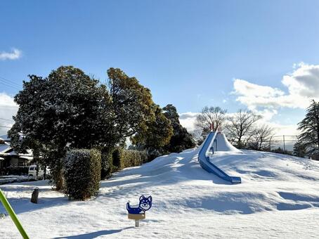 雪の積もった朝の公園　丘の上の滑り台 景色,丘,滑り台の写真素材