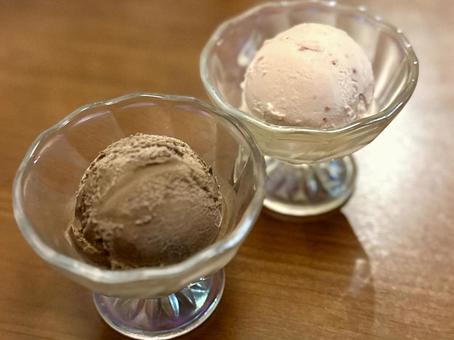 アイスクリーム アイスクリーム,いちごアイス,チョコアイスの写真素材