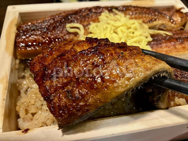 鰻のせいろ蒸し/国産鰻/箸でつかむ 鰻,せいろ蒸し,箸の写真素材