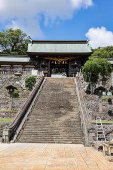 諏訪神社 山門と長坂 諏訪神社 山門と長坂の写真