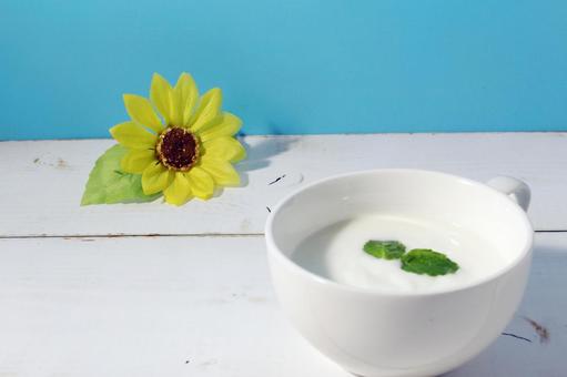 ヨーグルトとひまわりのイメージ ヨーグルトとひまわりのイメージ ヨーグルト,ひまわり,花の写真素材