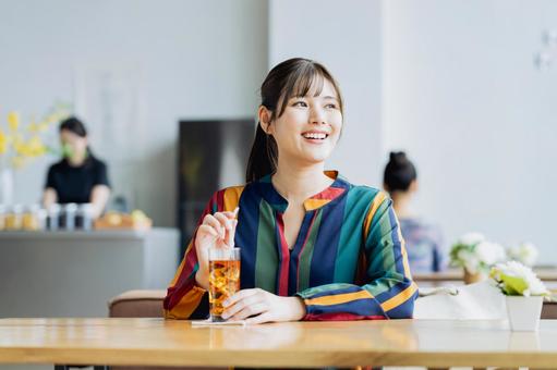カフェでくつろぐ若い女性 カフェでくつろぐ若い女性の写真