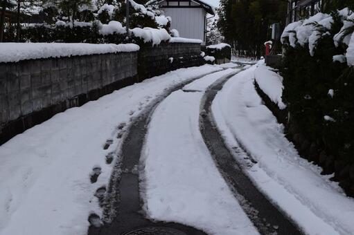 雪道のわだち 雪道の轍,轍,タイヤ跡の写真素材