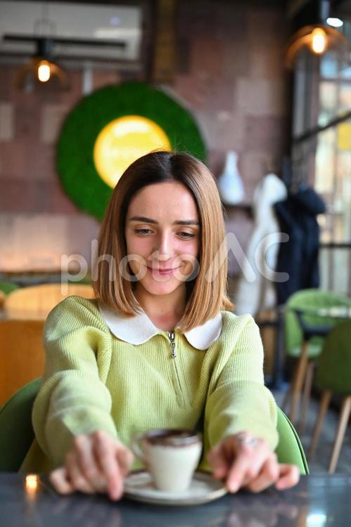 カフェでコーヒーを飲む美しい欧米人女性 欧米人,美女,デートの写真素材