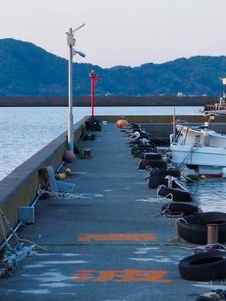 港の突堤と停泊する漁船 港の突堤と停泊する漁船の写真