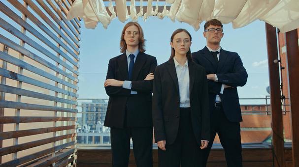 腕組みをする男性の前に立つ真顔の女性 男女,外国人,腕組みの写真素材