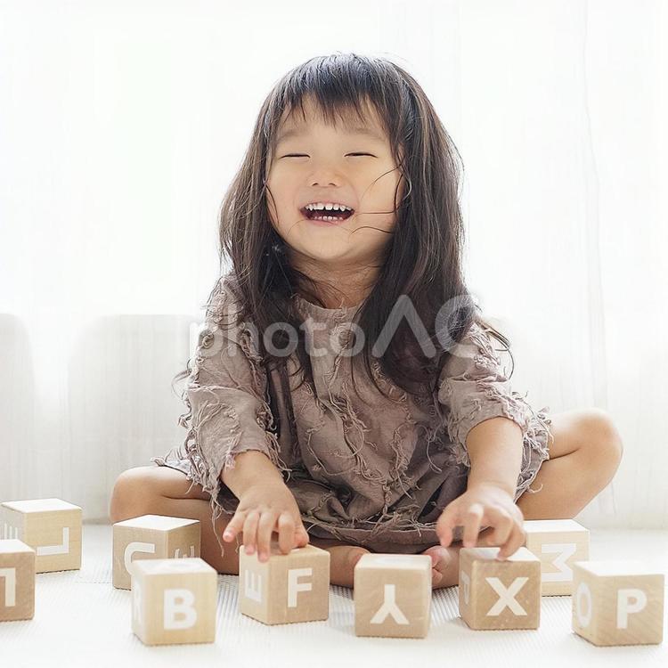 笑顔で積み木で遊ぶ女の子 積み木,笑顔,嬉しいの写真素材