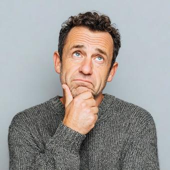 不確実性を感じる、知的な雰囲気の男性 不確実性を感じる、知的な雰囲気の男性の写真