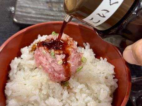 ネギトロ丼に醤油をかける ネギトロ丼に醤油をかけるの写真