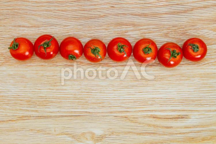 木の背景に並んだミニトマト ミニトマト,野菜,フレッシュの写真素材