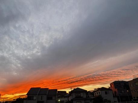 沈む日に照らされ燃えるように赤い雲 夕日,夕暮れ,茜雲の写真素材