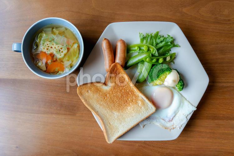 トーストと目玉焼きの洋朝食プレート 朝食,洋食,食卓の写真素材
