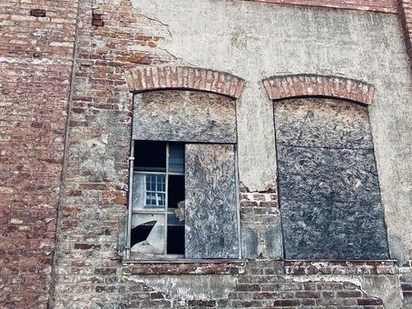 廃墟　割れた窓　ドイツにて 廃墟,割れた窓,レンガの写真素材