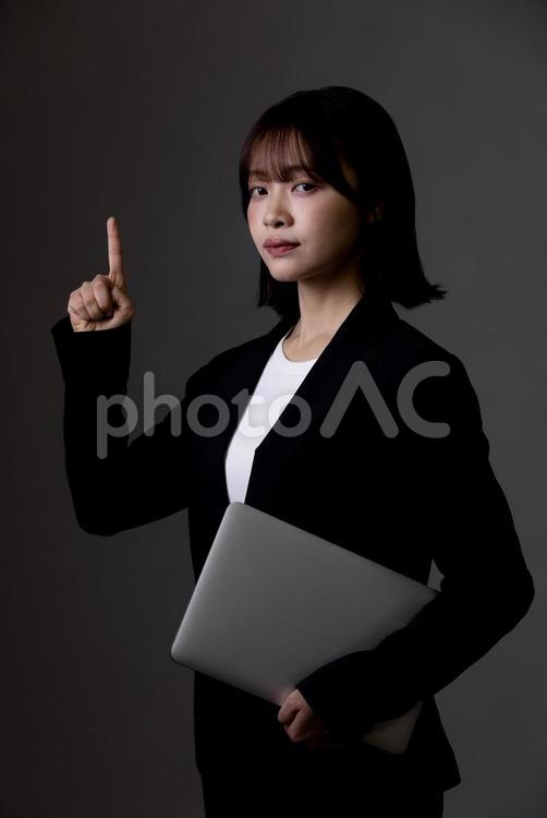 指差しをするビジネスウーマン 女性,ビジネスウーマン,人物の写真素材