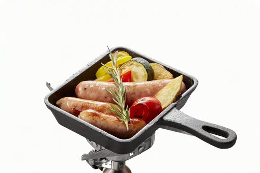 スキレット鍋でつくるアウトドア料理 スキレット鍋でつくるアウトドア料理 フランクフルト,スキレット鍋,ウインナーの写真素材
