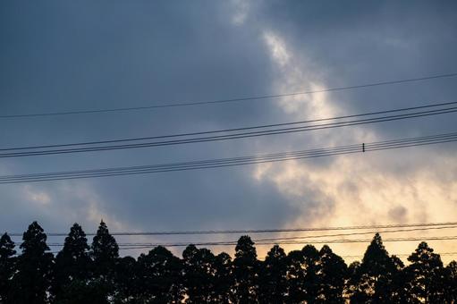 夕焼けと電線 夕焼けと電線 夕焼け,夕景,夕方の写真素材