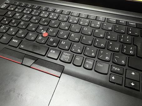 黒いノートパソコンのキーボードの写真