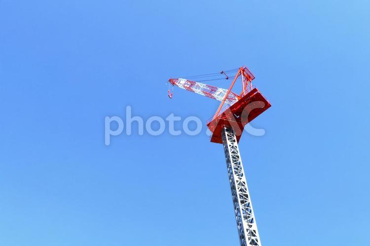 クライミングクレーンと青空1 建設現場,タワークレーン,クレーンの写真素材