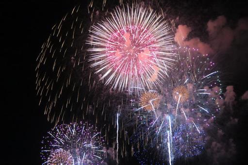 打ち上げ花火 打ち上げ花火 きれい,夜,花火の写真素材