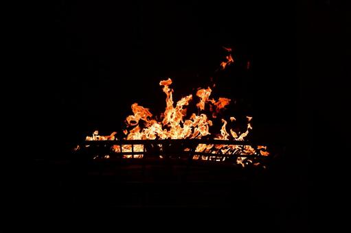 あかあかと燃えるかがり火 あかあかと燃えるかがり火の写真
