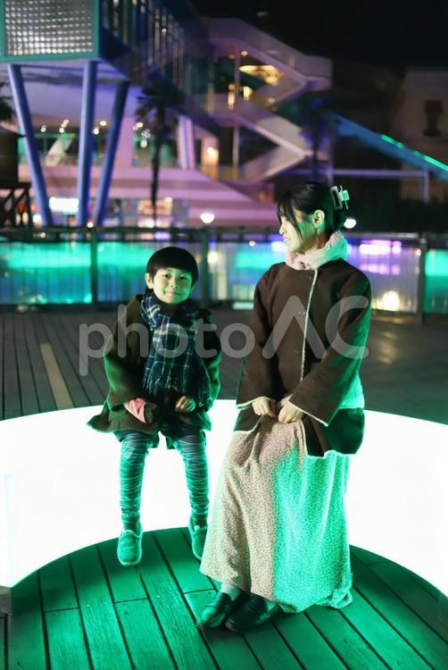 冬、横浜の遊園地で夜景を楽しむ親子 夜景,遊園地,イルミネーションの写真素材