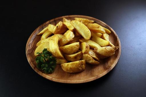 机にあるポテトフライ 机にあるポテトフライの写真