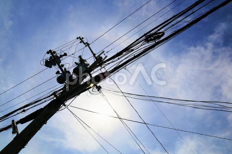空と電線と電信柱 シルエット,上,夏の写真素材