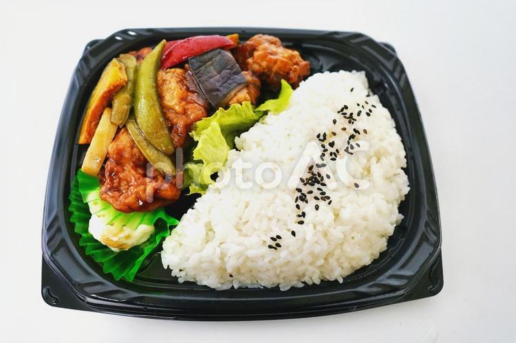 チキン甘酢漬け弁当（大盛り）のテイクアウト（１） 鶏肉,唐揚げ,チキンの写真素材