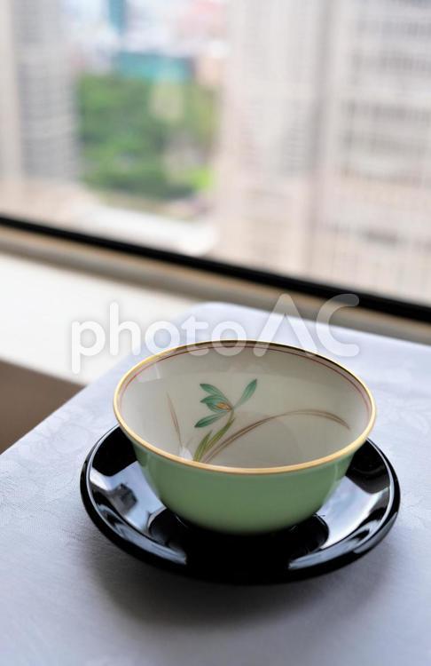 高層階の窓際に並べたエメラルドグリーンの湯のみ：背景ぼかし 湯のみ,エメラルドグリーン,高層階の写真素材