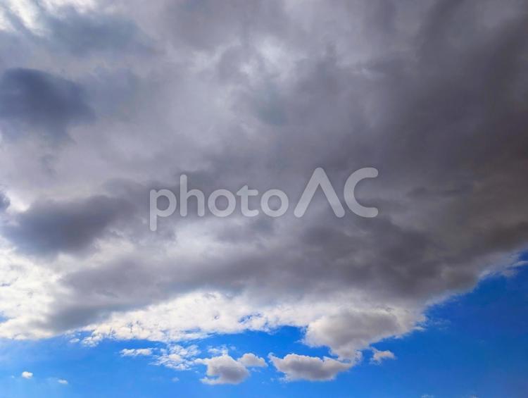 青い空と白い雲と黒い雲 ふんわり,ふわふわ,雲の写真素材