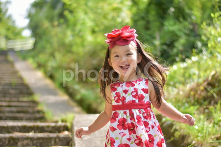自然と笑顔の女の子 自然,子供,笑顔の写真素材