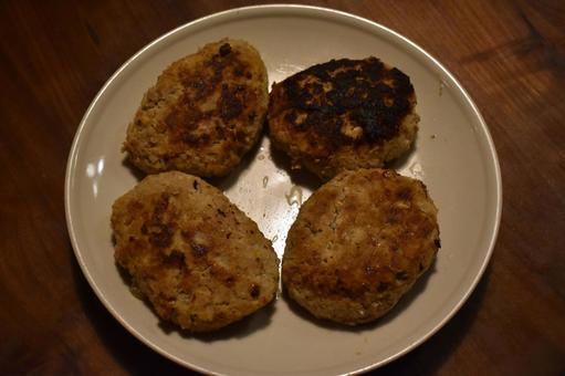 こんがり焼き上げた手作りハンバーグ こんがり焼き上げた手作りハンバーグ ハンバーグ,焼きたて,手作りの写真素材
