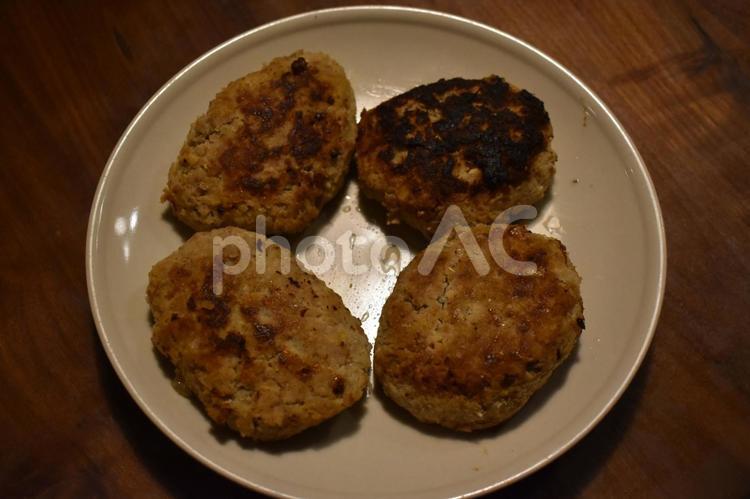 こんがり焼き上げた手作りハンバーグ ハンバーグ,焼きたて,手作りの写真素材