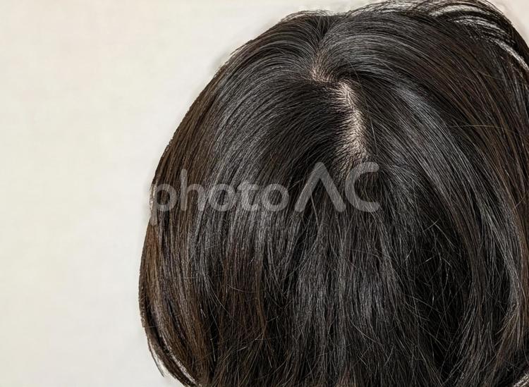 女性の後頭部のつむじ 女性,つむじ,薄毛の写真素材
