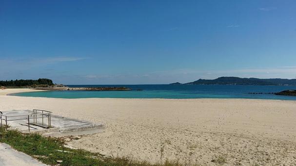 貸切りの浜辺 沖縄,11月,西原キラキラビーチの写真素材