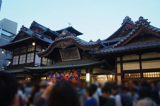 ゴールデンウィークの道後温泉夕景 ゴールデンウィークの道後温泉夕景 道後温泉,本館,道後の写真素材
