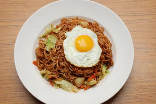 目玉焼きのせ焼きそば_02 目玉焼きのせ焼きそば_02の写真