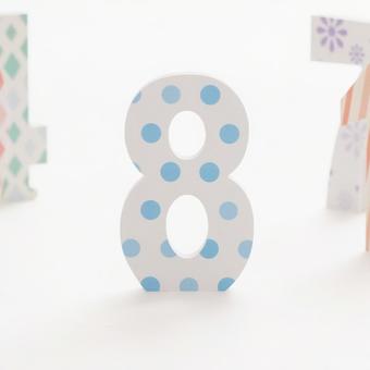 カラフルな立体数字「8」 カラフルな立体数字「8」の写真
