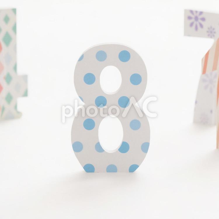 カラフルな立体数字「8」 切文字,数字,ナンバーの写真素材