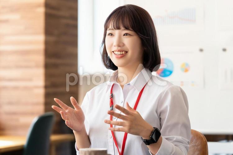 ミーティングをする若いビジネスウーマン 女性,ビジネス,笑顔の写真素材