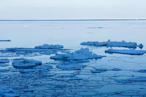 静かな流氷の海 静かな流氷の海 氷,氷塊,流氷の写真素材