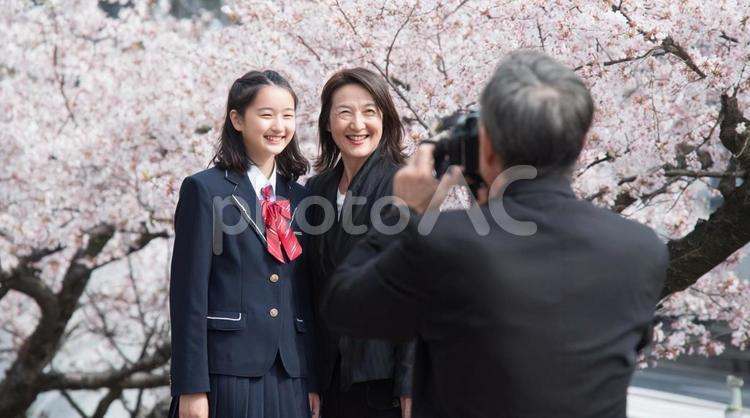 桜の下で家族記念撮影・入学式・記念撮影 入学式,桜,家族写真の写真素材